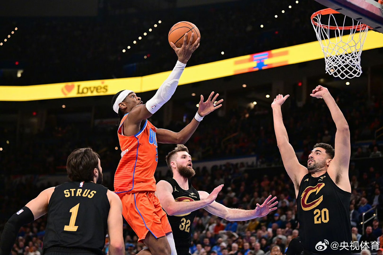 广州队轻取马刺，詹姆斯点燃赛场