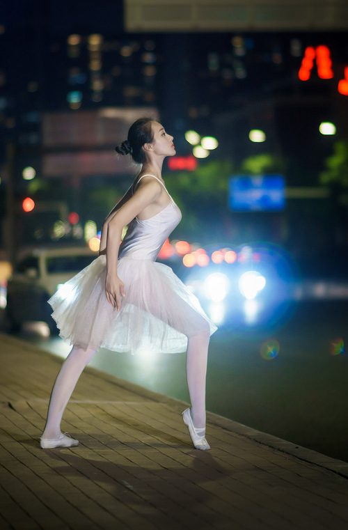 掌控与压制，现代足球的双面性—从姆巴佩到洪都拉斯的战术启示