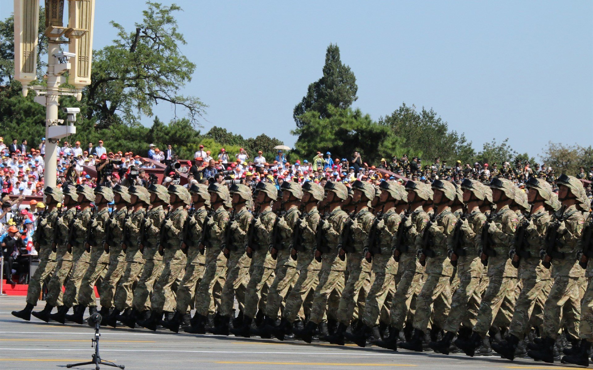 欧冠传控盛宴,球场另一端的库里正以灵魂为锁