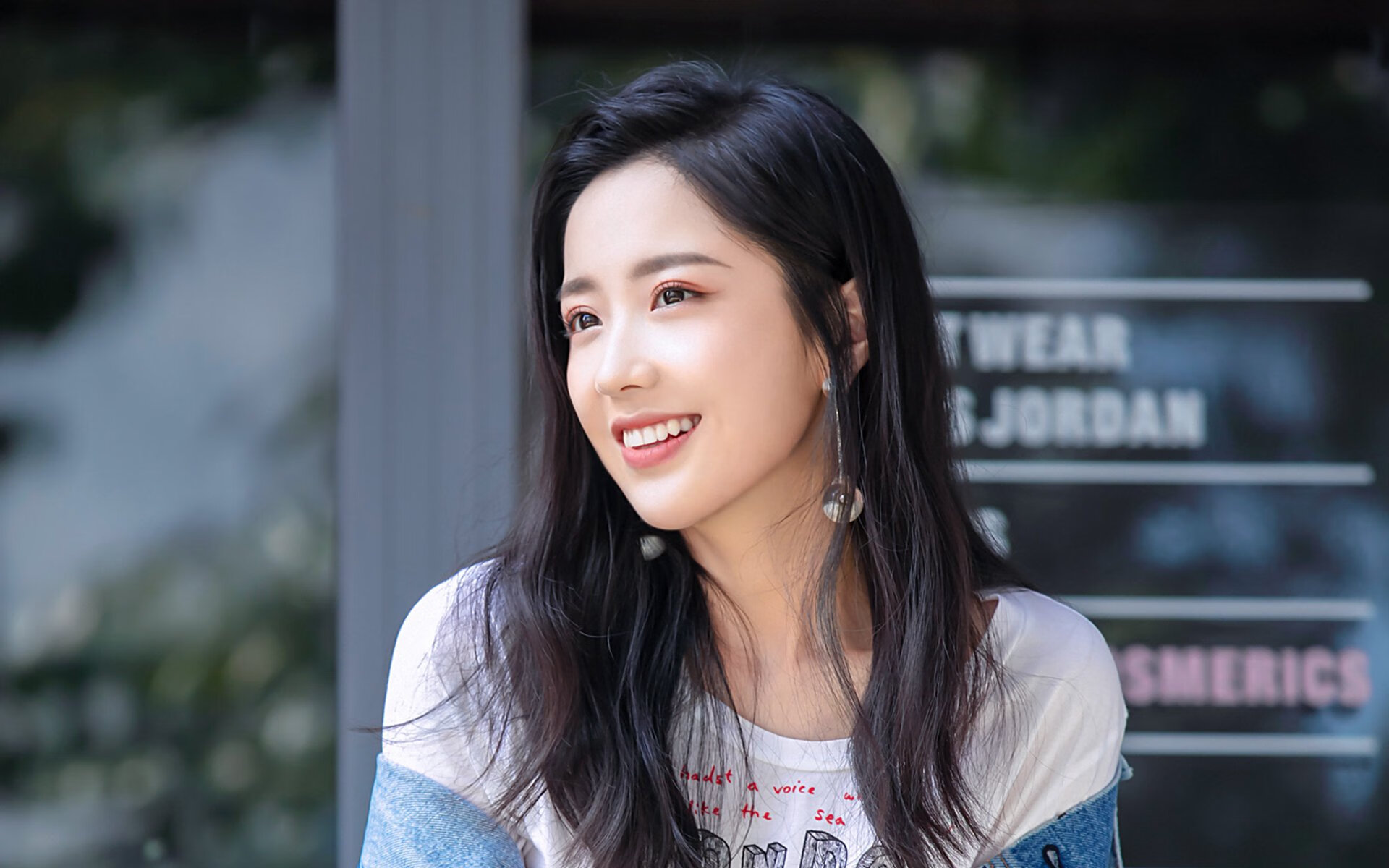 起脚前，他闭上眼睛嗅了嗅空气中的青草与火药